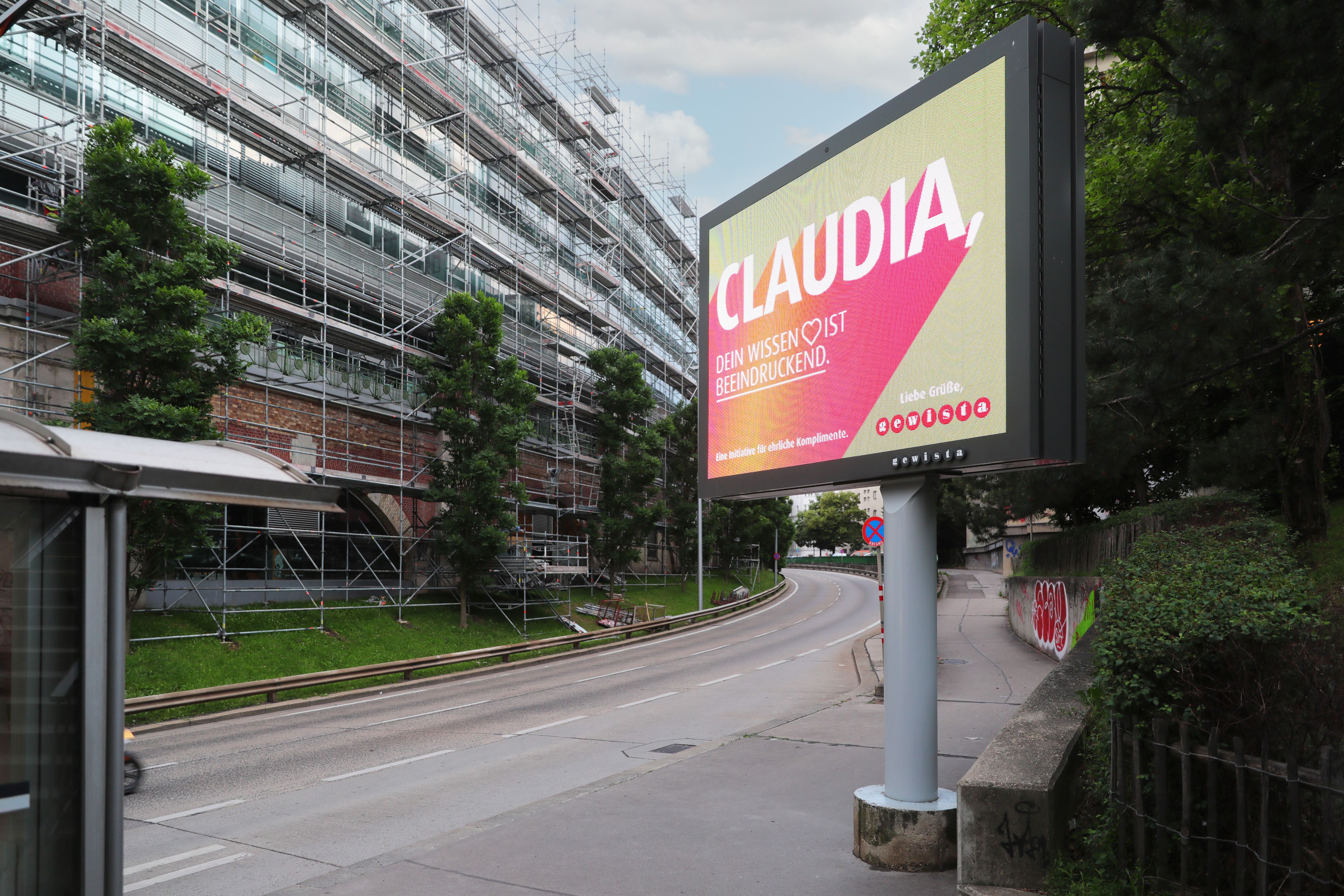 Großformatiger LED-Transperente Display für Außenwerbung, hohe Helligkeit und maximale Sichtbarkeit.